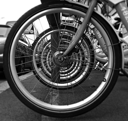 Immagine con raggi, ruote, biciclette, ruota, cerchio, bicicletta, bianconero, prospettiva, forcella, tondo, asfalto, cerchi, concentrico, parcheggio