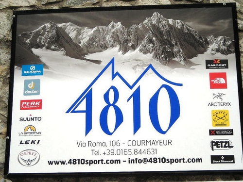 Immagine con pubblicità, numeri, montagna, montagne, scritte, neve, numero, insegna, blu, cartellone, manifesto, bianco