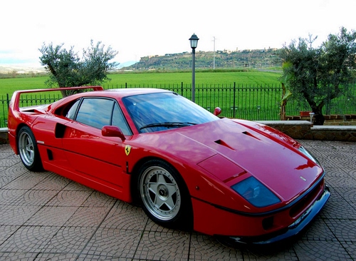 Immagine con ferrari, rosso, auto, rossa, automobile, lampione, cavallino, verde, macchina, ruote, sportiva