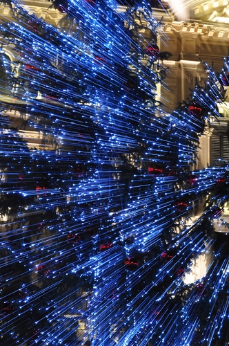 Immagine con blu, luci, astratto, palazzo, natale, azzurro, albero, luce