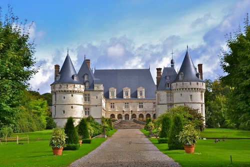 Immagine con castello, torri, viale, verde, prato, vasi, parco, giardino, finestre, alberi