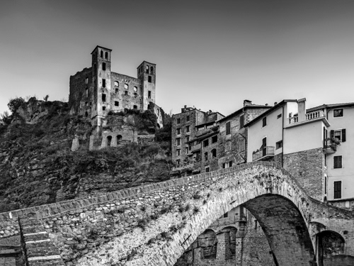 Immagine con ponte, bianconero, castello, case, torri, borgo, sassi, arco, palazzi