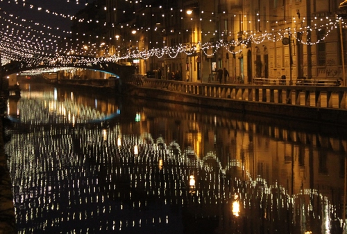 Immagine con acqua, luci, ponte, riflesso, fiume, canale, notte, luminarie, riflessi, balaustra, decorazioni, natale, finestre, naviglio, notturno