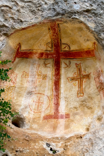 Immagine con croci, croce, nicchia, roccia, pietra, rosso, tomba, grotta, affresco