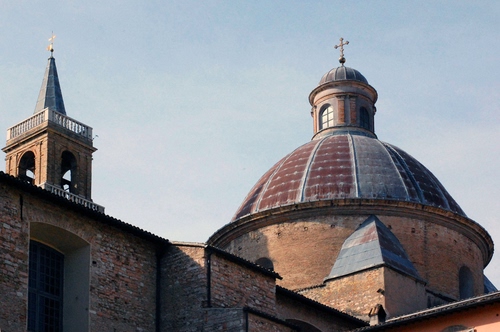 Immagine con cupola, campanile, croce, chiesa, croci, finestra, cielo, tetto, finestre, mattoni