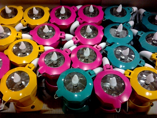 Immagine con giallo, caffettiere, rosa, caffè, multicolore, verde, fucsia, viola, moka, colori, blu, bianco