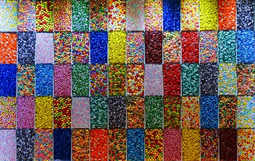Immagine con colori, caramelle, multicolore, rettangoli, blu, confetti, cibo, geometrie, giallo, rosso, dolci