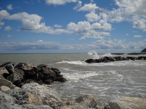 Immagine con mare, nuvole, cielo, scogli, onde