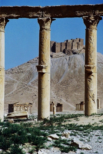 Immagine con colonne, ruderi, rovine, erba, collina, templi, tempio, capitelli, castello, verde, cielo, fortezza, pietre, tre, azzurro