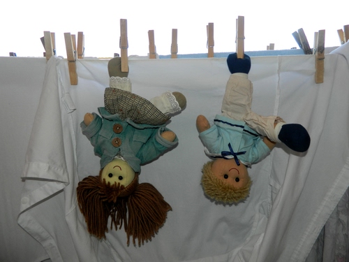 Immagine con mollette, bambole, pezza, bucato, panni, due, giocattolo, capelli, legno, giocattoli