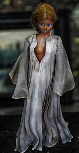 Immagine con bambola, vestito, bianco, giocattolo, grigio, abito, seno, occhi, gioco