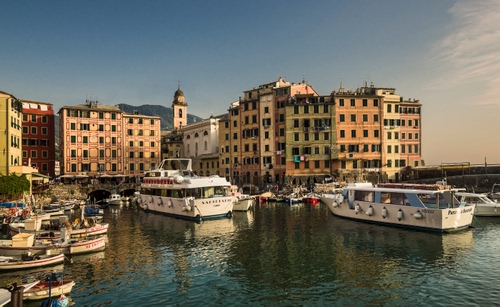 Immagine con porto, mare, barche, palazzi, campanile, acqua