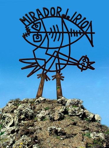 Immagine con pesce, insegna, ferro, roccia, uccello, metallo, scritta, cielo