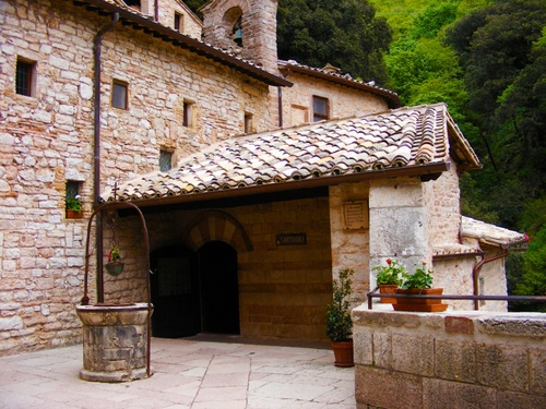 Immagine con pozzo, tetto, vasi, finestre, tegole, casa, pietra, campanile, fiori