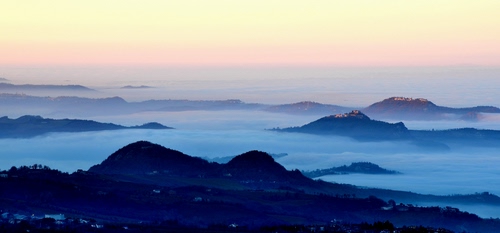 Immagine con nuvole, nebbia, montagne, panorama, alba, blu, paesaggio, azzurro, cielo