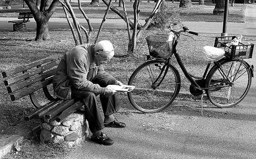 Immagine con panchina, bicicletta, leggere, bianconero, anziano, parco, lettura, bici, giornale, alberi