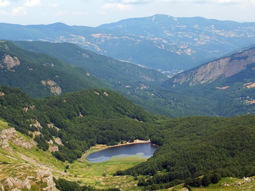 Immagine con lago, montagne, alberi, panorama, verde, boschi, montagna, erba, acqua, bosco, paesaggio, prati, azzurro, nuvole, laghetto, valle