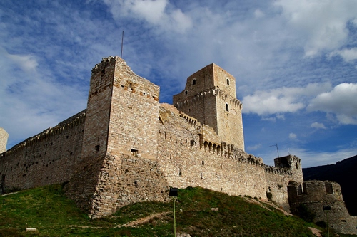Immagine con castello, nuvole, cielo, torri, bianco, verde, erba, rudere, azzurro, finestre, mattoni, mura, maniero, torre