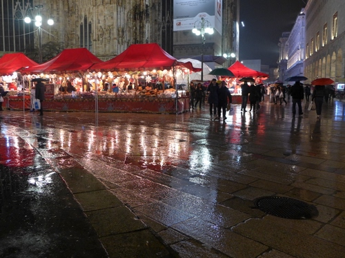 Immagine con pioggia, ombrelli, riflessi, bancarelle, luci, rosso, mercato, lampioni, notturno