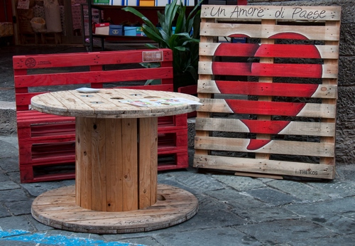Immagine con rosso, legno, cuore, tavolo, panchina, bobina, verde, pallet, tavolino, tavole, pianta