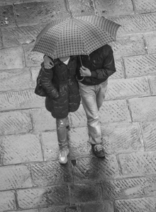 ombrello, pioggia, due, coppia, strada, bianconero, scarpe, passanti