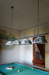 biliardo, stecche, verde, palle, lampadari, tavolo, lampadario, catene, lampade, tappeto, palline, quattro, sala, triangolo, soffitto, luci, buche, biglie