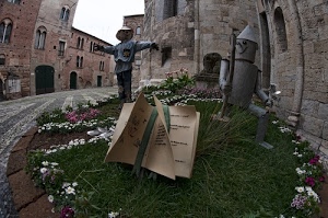 fiori, aiuola, finestre, spaventapasseri, erba, verde, libro, piazza, latta, strada, case, manichino, fiabe, porte, palazzi, muri, bifore, aiola