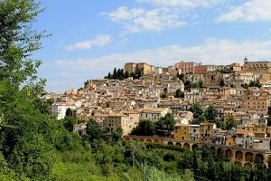 città, verde, case, archi, cielo, collina, panorama, alberi, nuvole, finestre, campanile, azzurro, paese, palazzi, colle, acquedotto, borgo