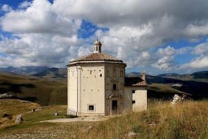 nuvole, finestre, cielo, montagne, porta, colline, cappella, erba, azzurro, verde, chiesa, cupola, tetto, chiesetta, croce, sentiero, paesaggio, ombre, abruzzo