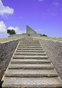 monumento, nuvole, cielo, azzurro, scalinata, alberi, scala, gradini, scalini, pietra, verde, albero, scale, bandiere, viola, muri, salita