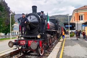 stazione, locomotiva, bandiera, treno, persone, binari, ferrovieri, rotaie, pensilina, alberi, rosso, lampioni, striscia, epoca, nero, bandiere, binario, locomotore, respingenti, tricolore, gialla