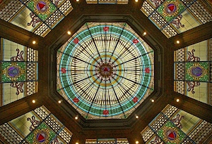 luci, ottagono, colori, cupola, cerchio, raggi, geometrie, geometria, rosso, verde, vetrata, vetrate, soffitto, decorazioni, giallo, stemmi, marrone, blu, legno