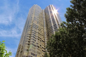 cielo, grattacielo, finestre, alberi, verde, azzurro, nuvole, riflesso, albero, foglie, vetrate, luccichio, grattacieli, piante, palazzo, luce, torre, altezza, sole, edificio