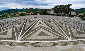 piazza, triangoli, alberi, case, nuvole, geometria, cielo, panorama, geometrie, montagne, pavimento, colline, auto, pietre, grigio, geometrico, piazzale, pavimentazione, grandangolo