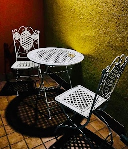 sedie, tavolino, piastrelle, ferro, giallo, rosso, bianco, tavolo, ombre, metallo, ombra, luce, traforati, due, rotondo, pavimento, muro, sedia, traforato