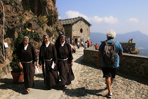suore, zaino, persone, religiose, chiesa, nuvole, casa, fiori, tonaca, pietre, muretto, strada, camminare, persona, cielo, turista, roccia, cammino, vaso