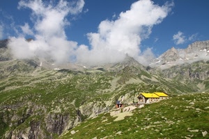 nuvole, montagna, cielo, rifugio, montagne, verde, giallo, baita, prati, rocce, panorama, roccia