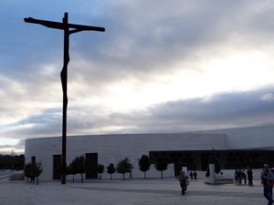 croce, cielo, alberi, nuvole, chiesa, persone, piazza, crocifisso, bianco