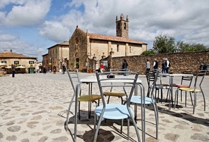 chiesa, piazza, sedie, tavoli, tavolini, persone, nuvole, campanile