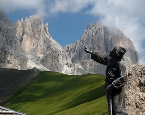 statua, nuvole, cielo, montagne, prato, verde, montagna, cime, roccia, azzurro, rocce, dolomiti, erba, cappello, monumento, monti, mano