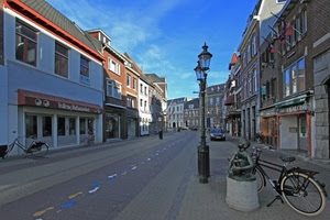 strada, lampioni, bicicletta, lampione, statua, case, cielo, finestre, biciclette, palazzi, auto, orme