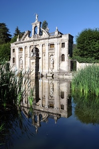 riflesso, acqua, piante, verde, lago, statue, fiume, villa, alberi, blu, cielo, finestre, fontana, erba, canne, monumento