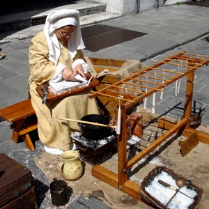 donna, artigianato, candele, mani, panca, legno, vaso, brocca, cera, pentola, cappello, costume, artigiano