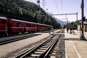 treno, stazione, binari, biciclette, vagoni, alberi, ferrovia, persone, cielo, fili, rosso, bici, rotaie, montagna, pali