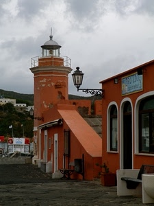 faro, lampione, finestre, nuvole, panchina, insegna, cielo, lanterna, rosso, porte, porto, case, ringhiera, arancione