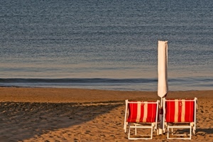 mare, spiaggia, sabbia, ombrellone, sdraio, due, lettini