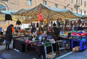 mercato, borse, cane, persone, bancarelle, ombrelloni, sedie, finestre, oggetti, merce, banchi, scaletta, tende, vestiti, abiti, cuccia, abbigliamento