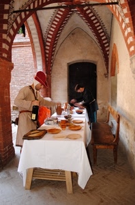 tavola, medioevo, portico, archi, piatti, bottiglia, tovaglia, panca, panchina, tavolo, costumi