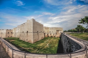 castello, cielo, fossato, nuvole, ringhiera, prato, alberi, mura, verde, prospettiva