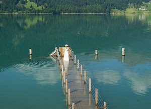 lago, donna, alberi, acqua, cappello, verde, pontile, riflessi, passerella, bianco, pali, riflesso, boschi, case, banchina, azzurro, abito, montagna